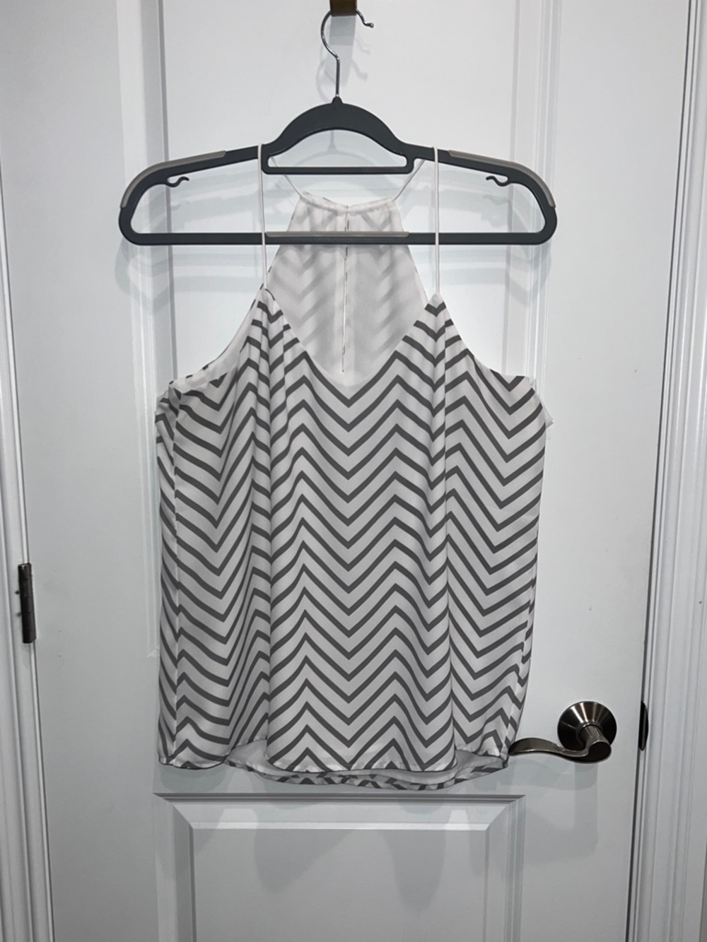 Express Women’s Gray White Chevron Sleeveless Halter Top Size Medium